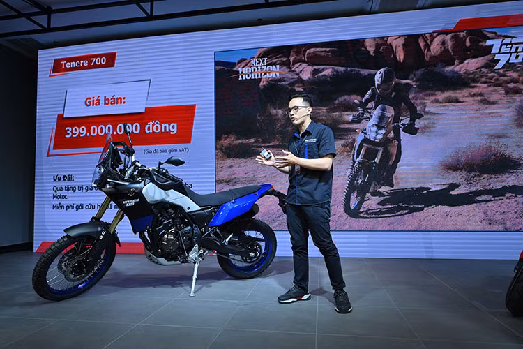Hai dòng xe MT-10 và MT-10 SP vốn đã được giới thiệu trước đó sở hữu động cơ crossplane 4 xy lanh trứ danh được thừa hưởng từ mẫu supersport đầu bảng YZF-R1, sản sinh công suất lên đến 112 Nm tại 9.000 vòng/phút cùng công suất cực đại 160 mã lực. MT-10 có 3 màu xanh, xám và đen với giá bán chính thức 469 triệu đồng. Trong khi đó, phiên bản hiệu suất cao MT-10 SP với nhiều câng cấp đáng giá như hệ thống treo điện tử Ohlins ERS, màn hình TFT đa sắc cùng thiết kế vô cùng nổi bật có giá bán 519 triệu đồng.