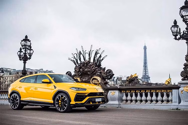 Đảm bảo cho hiệu suất phanh tối ưu của Urus là hệ thống phanh đĩa carbon gốm CCB tiêu chuẩn, với đĩa phanh 440x40mm ở trước và 370x30mm ở sau. Các mâm xe có kích cỡ từ 21 đến 23 inch, có thể kết hợp với nhiều loại lốp khác nhau, từ lốp mùa hè, mùa đông, 4 mùa, lốp địa hình all-terrain và lốp thể thao, tất cả đều do đối tác Pirelli phát triển.