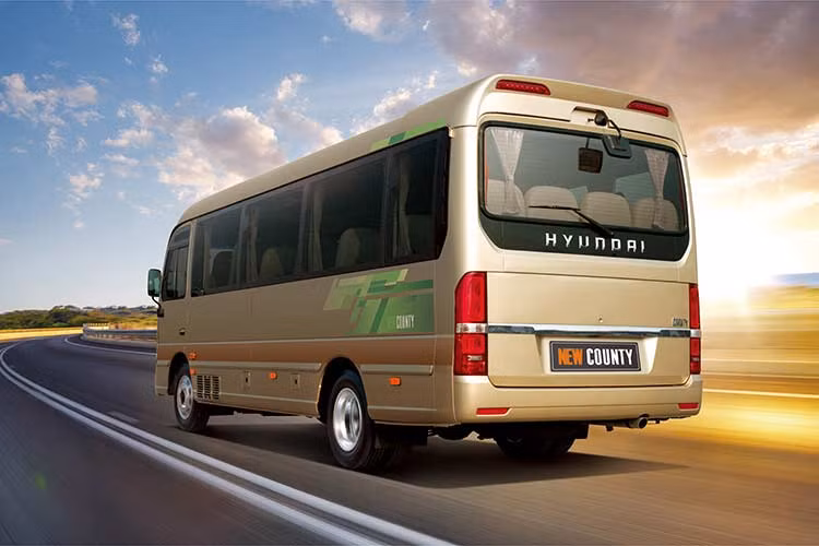 Thiết kế của New County mới được Hyundai trang bị hiện đại và khỏe khoắn mang tính thẩm mỹ cao và hiệu quả khí động học. Dễ dàng nhận thấy, ngoại thất xe được thiết kế hoàn toàn mới so với các phiên bản trước đó. Kích thước tổng thể Dài x Rộng x Cao của New County lần lượt là 7,620 x 2,090 x 2,855mm, chiều dài cơ sở 4,085mm.