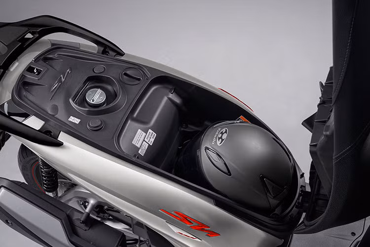 Yên xe Honda SH350i tại Việt Nam được thiết kế dạng 2 tầng, vị trí người ngồi lái có chiều cao 805 mm.Hộc đựng đồ dưới yên có thể chứa được một mũ bảo hiểm cả đầu và chiều cao yên xe là 805 mm. Tại đây cũng có một ổ cắm USB Type-C để dễ dàng sạc thiết bị di động. 