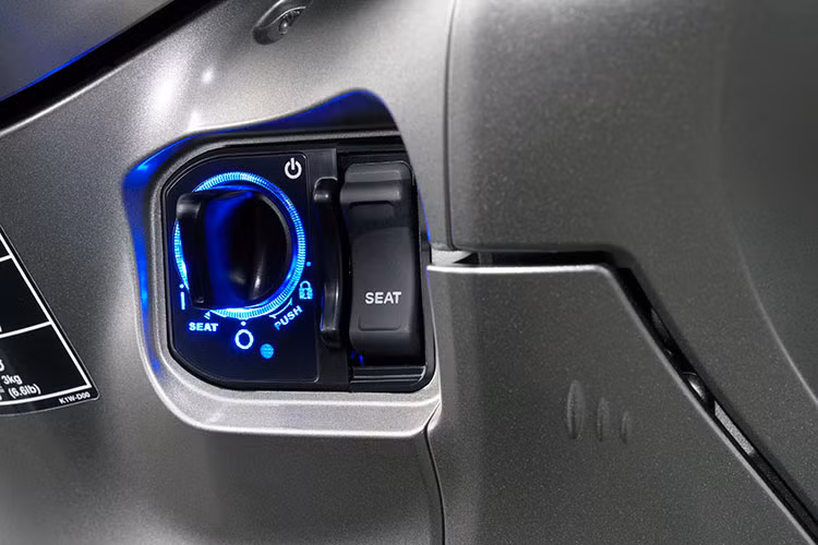 Kích thước tổng thể của Honda SH350i 2021 là 2.160 x 742 x 1.161 mm (dài x rộng x cao), trọng lượng 174 kg. So với "đàn anh" Honda SH300i đang được bán tại Việt Nam thì SH350i dài hơn 30 mm, rộng hơn 12 mm, nhưng thấp hơn 34 mm. Xe vẫn được trang bị chìa khóa thông minh chống trộm smartkey. Bên cạnh ổ khóa được Honda trang bị thêm một hộc chứa đồ nhỏ đựng các vật dụng như ví tiền hay chìa khoá...