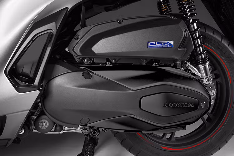 Honda SH350i vẫn dùng kiểu động cơ cũ, nhưng được nâng dung tích thêm 51 phân khối. Từ đó kéo theo tăng công suất máy từ 25,2 mã lực tại 7.500 v/ph và 25,5 Nm mô-men xoắn tại 5.000 v/ph trước đó, lên thành 29,3 mã lực tại tua máy 7.000 vòng/phút và 35 Nm từ 5.250 vòng/phút. Thân bướm ga tăng từ 34 lên 36 mm, các van cũng tăng từ 27 lên 28 mm, các ống hút và ống xả đã được sửa đổi hoàn toàn.