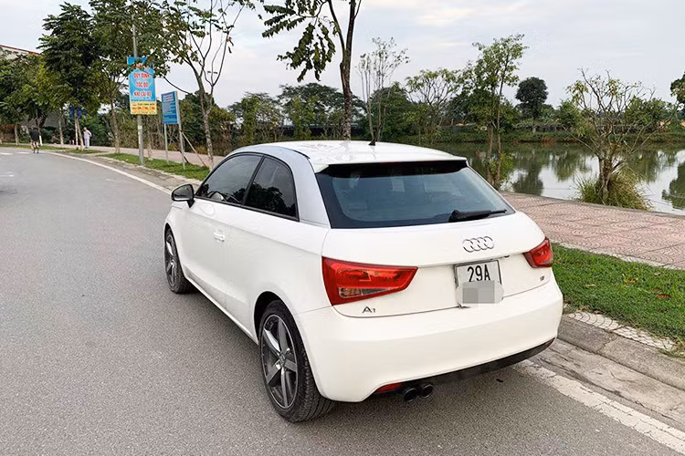 Xe được trang bị bộ la-zăng làm bằng hợp kim dạng 5 chấu kép, kích thước 17 inch, tuy nhiên thiết kế của bánh xe khá đơn giản. Phần đuôi của mẫu xe sang cỡ nhỏ này nổi bật với cụm đèn pha LED, thiết kế với các đường viền dạng bo tròn, mang đến sự nữ tính, trẻ trung. Đèn xi-nhan của xe cũng tích hợp trên đèn hậu khá ấn tượng.