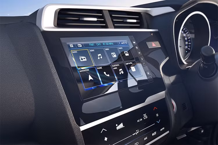 Hệ thống giải trí trên Honda Jazz 2018 tại Ấn Độ được trang bị màn hình thông tin giải trí cảm ứng Digipad 2.0 kích thước 7-inch, tích hợp hệ thống dẫn đường và kết nối Apple CarPlay, Android Auto. Trang bị này không được cung cấp trên các bản Honda Jazz vừa bán ra tại Việt Nam.