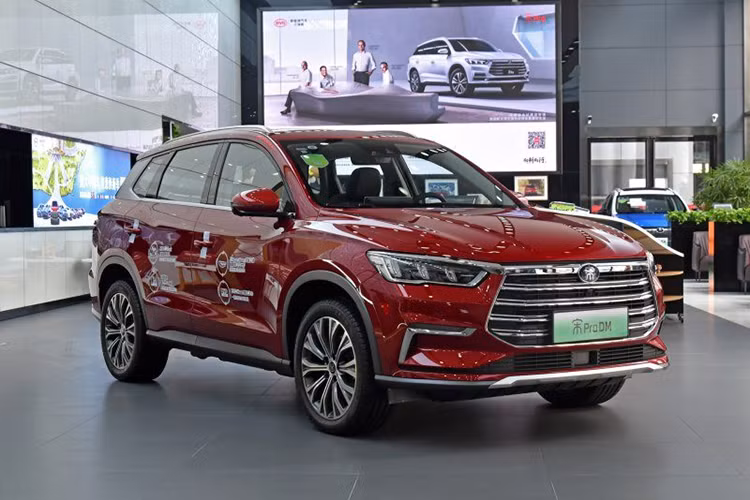 Theo đại diện của hãng xe BYD tại Trung Quốc cho hay, "Công suất của các phiên bản xe điện thuần chủng có phần hơi thấp, đặc biệt là khi so sánh với các bản xe PHEV. Nhưng cự li di chuyển thuần điện của chúng tôi là rất tốt".