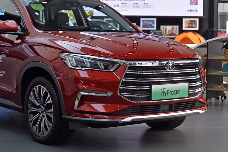 BYD Song Pro với phần đầu xe tương tự như những thành viên mới khác của hãng xe ôtô BYD Trung Quốc và nhà sản xuất gọi chung kiểu thiết kế đó là “mặt rồng”. Bên cạnh lưới tản nhiệt đặc sắc, mẫu xe BYD giá rẻ này còn có thể được lắp đặt đèn pha và đèn định vị ban ngày LED.