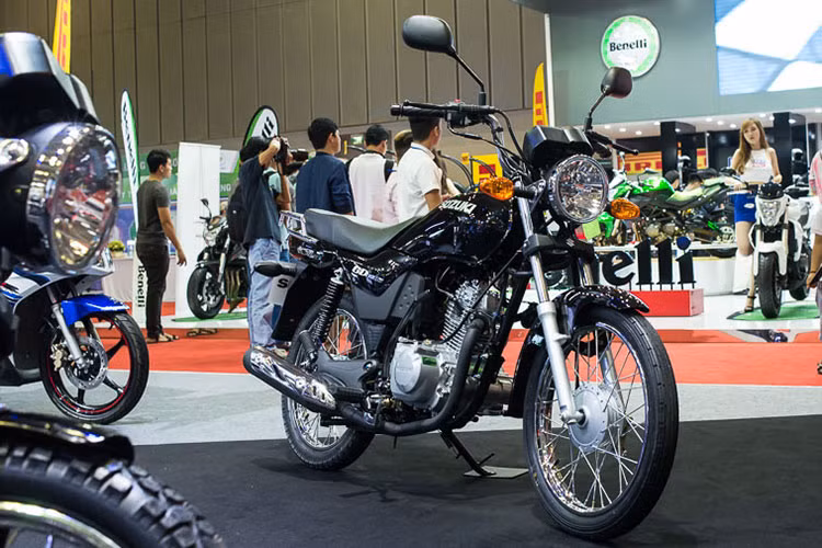 GD110 có giá 28,490 triệu đồng và được Suzuki tại Việt Nam định vị hướng tới những khách hàng trẻ yêu thích xe côn tay. Xe sẽ được bán ra ngay sau triển lãm mô tô, xe máy Việt Nam 2017 diễn ra vào đầu tháng 5/2017 tới. Tại thị trường Philippines thì mẫu xe máy côn tay GD110 có giá rơi vào khoảng 23,5 triệu đồng.