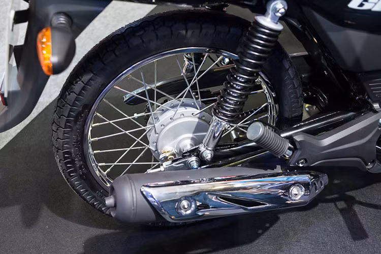 Mẫu xe côn tay Suzuki GD110 sở hữu trọng lượng 108 kg đi kèm bình xăng dung tích lớn, tới 9,2 lít. Hệ thống ống xả của xe thiết kế đơn giản với sơn đen tĩnh điện toàn phần, thêm vào đó là ốp kim loại mạ crom sáng bóng nhằm giúp người ngồi sau tránh va chạm...