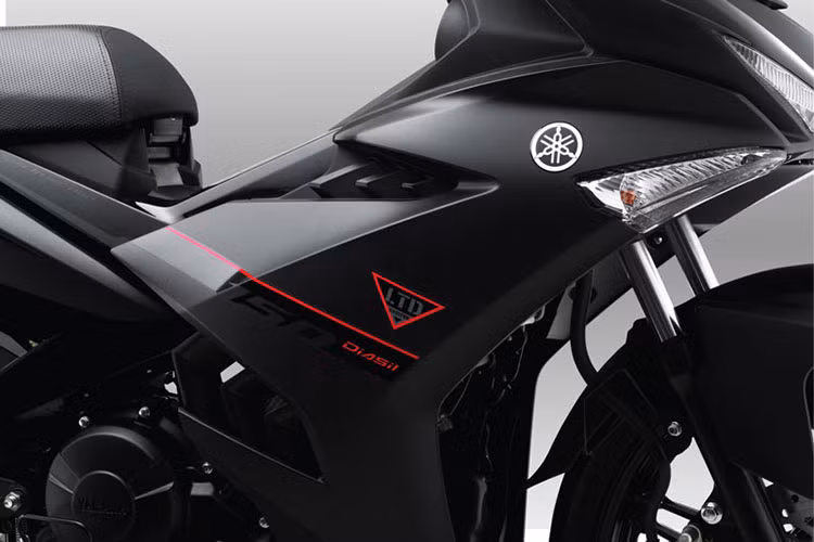 Bên cạnh màu sơn đen nhám độc đáo, Exciter 150 Matte Black cũng được trang bị bộ tem xe mới màu đỏ với thiết kế đơn giản nhưng khỏe khoắn, kết hợp cùng logo phiên bản giới hạn “LTD” hình kim cương tinh tế.