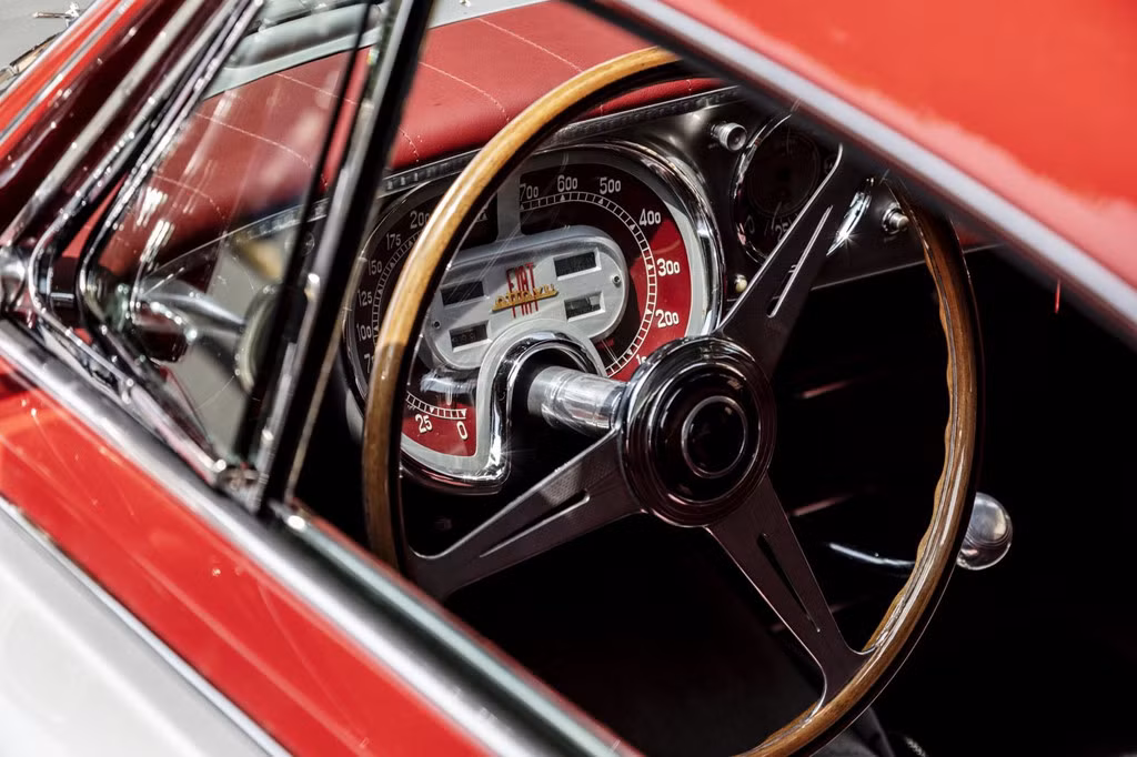Vô lăng và nội thất của chiếc Fiat 8V đời 1953. Sau chiến tranh thế giới thứ 2, Fiat muốn sản xuất mẫu xe thể thao mạnh mẽ và khởi đầu bằng chiếc Fiat 8V. Fiat còn một mẫu xe cổ hạng sang khác là Fiat 8V Supersonic Ghia 1953 từng được định giá 1,9 triệu USD hồi đầu năm 2017.