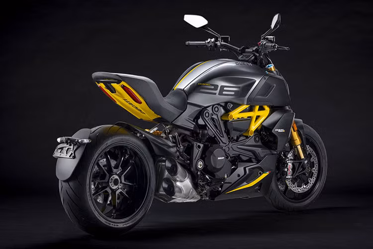 Phiên bản giới hạn lần này của mẫu xe cơ bắp Ducati Diavel 1260 S 2021 được đặt tên Black and Steel và không có thay đổi nào ở thiết kế bên ngoài. Chiếc xe sẽ vẫn là một mẫu Power Cruiser to lớn và cơ bắp với dáng lái không thể trộn lẫn.