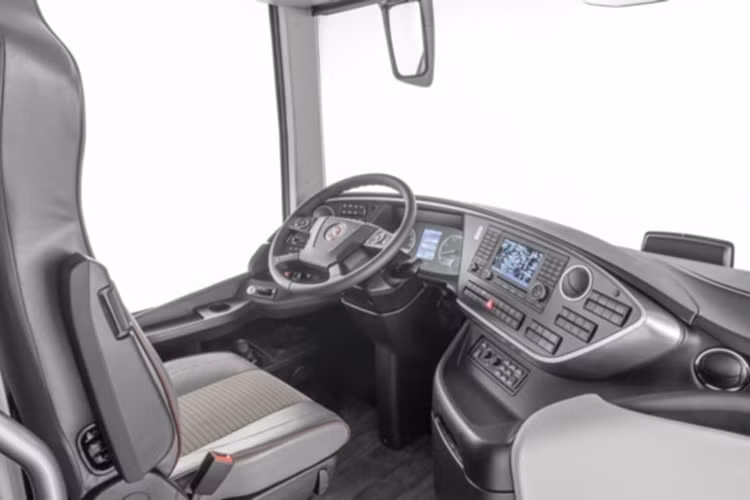 Xe có chiều dài tổng thể của chiếc xe đạt tới 14 mét với đủ số chỗ ngồi cho 83 hành khách cùng hành lý của họ nhờ vào dung tích cốp chứa đồ lên tới 8,4 mét khối. Bên trong chiếc xe sở hữu mọi thứ từ nhà bếp mini, phòng vệ sinh đến khoang chứa đồ dưới sàn xe.