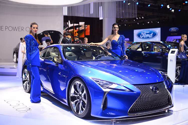 LC500h 2017 tại Việt Nam sử dụng khối động cơ xăng V6 3.5 lít, một mô-tơ điện hiệu suất cao và pin lithium-ion, hộp số tự động 4 cấp gắn phía sau hệ thống truyền động hybrid. Xe tăng tốc từ 0 đến 100 km/h chỉ trong chưa đầy 5 giây. Hiện mẫu xe này vẫn chưa công bố mức giá chính thức tại Việt Nam, tuy nhiên tại thị trường Malaysia nó có giá hơn 3 tỷ đồng.