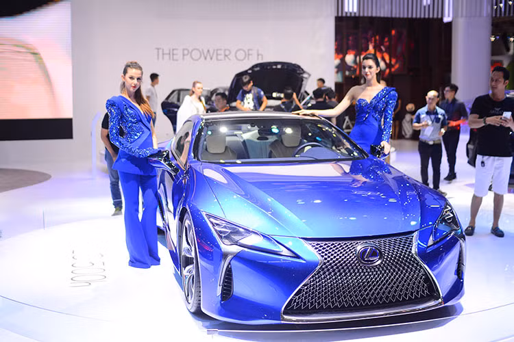 Xuất hiện lần đầu tại triển lãm Geneva 2012 dưới dạng concept LF-LC, mẫu coupe hạng sang Lexus LC 500h 2017 mới sẽ là đối thủ cạnh tranh của Mercedes S-Class Coupe. Sau khi có mặt tại châu Âu, Mỹ và Nhật, mới đây nhất là Malaysia - hôm nay phiên bản Lexus LC500h đã chính thức có mặt tại thị trường Việt Nam, cụ thể là triển lãm VMS 2017.