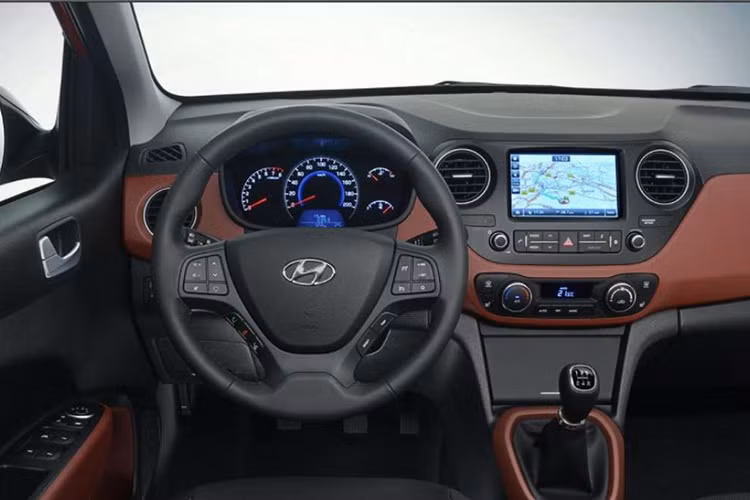 Bên trong khoang nội thất của chiếc Hyundai Grand i10 2020 sở hữu không gian rộng rãi hơn nhiều so với phiên bản hiện tại. Điều này được nhà sản xuất thể hiện thông qua việc sử dụng bảng điều khiển mới, giúp tiết kiệm không gian hơn và chỗ ngồi “mỏng” hơn. Hệ thống này hỗ trợ Android Auto, Apple CarPlay và một số tính năng kết nối khác.