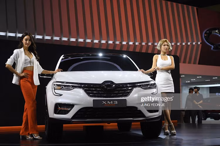 Tương tự "người anh em" Arkana, Renault Samsung XM3 Inspire Concept cũng được trang bị lưới tản nhiệt nối liền với cụm đèn pha. Thêm vào đó là dải đèn LED định vị ban ngày hình chữ C kéo dài từ đèn pha xuống dưới. Đây là đặc điểm nhận dạng đã xuất hiện trên phần lớn những mẫu xe đời mới của Renault ra mắt trong thời gian qua.