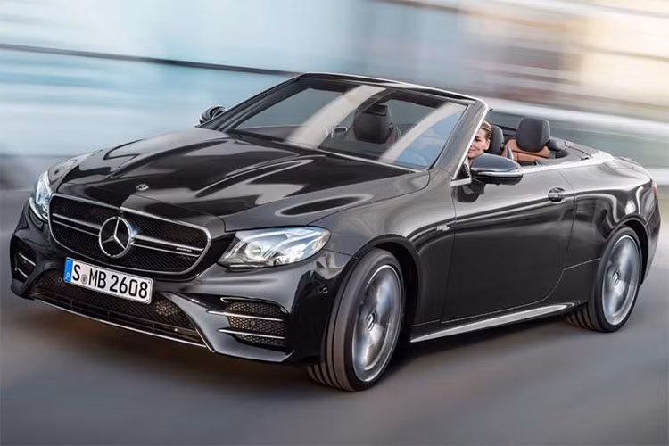 Các phiên bản sẽ có các biến thể sedan, wagon, coupe và convertible cho khách hàng lựa chọn. E53 dễ dàng đạt tốc độ 100 km/h chỉ trong 4,4 giây. 