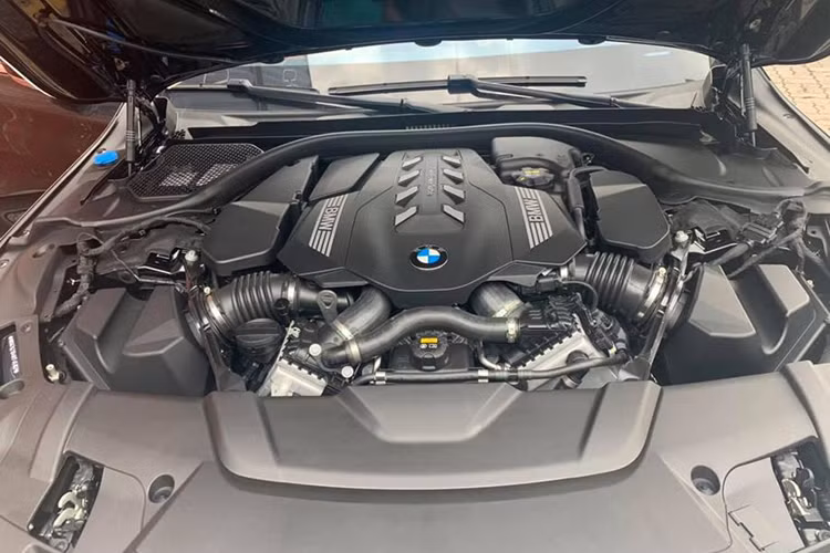 Bên cạnh sự vượt trội về mặt trang bị tiện nghi, BMW 750Li 2020 còn nổi trội hơn các phiên bản 730, 740Li ở phần trang bị động cơ. Cụ thể, mẫu xe này sử dụng động cơ V8 4.4L, sản sinh công suất tới 445 mã lực và 650 Nm mô-men xoắn cực đại. Sức mạnh này được truyền tới 4 bánh xe thông qua hộp số tự động 8 cấp. Từ đó, BMW 750Li 2020 có thể tăng tốc từ 0 - 100 km/h chỉ trong khoảng thời gian 4.3 giây.