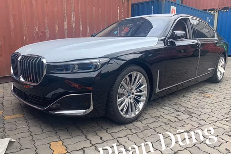 Thay đổi đáng chú ý và cũng dễ nhận thấy nhất chính là phần mặt trước của BMW 750Li thế hệ mới mạnh mẽ và táo bạo hơn nhờ kích thước cụm lưới tản nhiệt hình bầu dục nay đã lớn hơn trước đến 40%, được bao quanh bởi những đường viền mạ chrome sáng bóng. Phần đầu xe cũng được các nhà thiết kế của BMW nâng cao thêm 50 mm so với đời cũ, phần nào khiến cho toàn bộ mặt trước của xe gây ấn tượng thị giác tốt hơn hẳn trước đây.