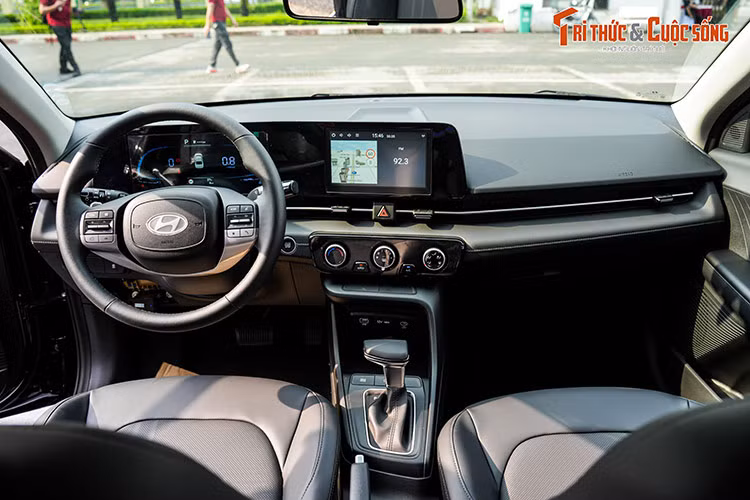 Bước vào bên trong Hyundai Accent 2024, người dùng sẽ bắt gặp phong cách thiết kế mới hiện đại hơn. Phiên bản thấp của xe bị cắt khá nhiều trang bị như vô lăng/ghế bọc da, lẫy chuyển số sau vô lăng, tính năng làm mát ghế trước, ghế sau gập 60:40, điều hòa tự động,...