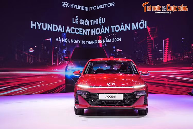 Về ngoại hình, Accent hoàn toàn mới được áp dụng ngôn ngữ thiết kế thể thao gợi cảm Sensuous Sportiness đặc trưng của thương hiệu Hyundai. Do đó, xe có một số nét thiết kế tương tự người anh em Hyundai Elantra mới như lưới tản nhiệt hình thang ngược, dải đèn LED định vị ban ngày nằm vắt ngang đầu xe và những dập gân, cắt xẻ sắc sảo bên sườn.