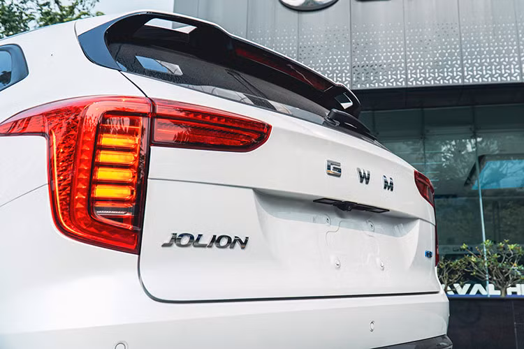 Dù ở phiên bản nào, Haval Jolion cũng dùng hệ truyền động hybrid bao gồm máy xăng 4 xi-lanh, tăng áp, dung tích 1.5L, mô-tơ điện và hộp số tự động DHT. Hệ truyền động này tạo ra công suất tổng cộng 186 mã lực và mô-men xoắn cực đại 375 Nm. Xe sẽ có 4 chế độ lái, bao gồm Normal, Sport, Economy và Snow.