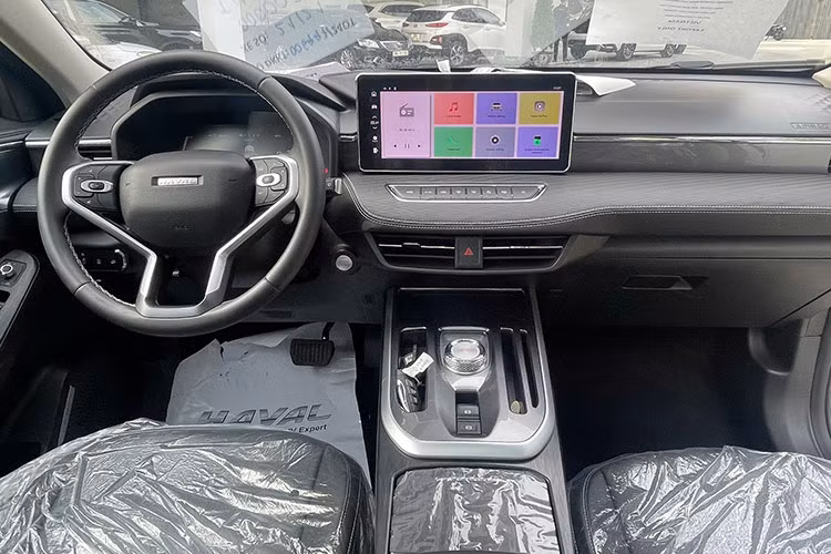 Bên trong xe, Haval Jolion Pro được trang bị ghế/vô lăng bọc da, ghế lái chỉnh điện/làm mát, bảng đồng hồ kỹ thuật số 7 inch, màn hình cảm ứng trung tâm 10,25 inch, hỗ trợ kết nối Apple CarPlay, điều hòa tự động 2 vùng độc lập, hệ thống âm thanh 6 loa, ra lệnh bằng giọng nói, phanh tay điện tử và tự động giữ phanh tạm thời. 