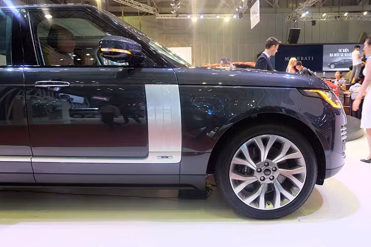 Mẫu SUV hạng sang này có hệ thống tự điều chỉnh độ cao xe. Khi di chuyển trên 105 km/h, xe tự hạ 15 mm để giảm lực cản, tối đa 50 mm. Ngược lại, Range Rover 2018 sẽ thể nâng cao gầm khi đi vào địa hình xấu.