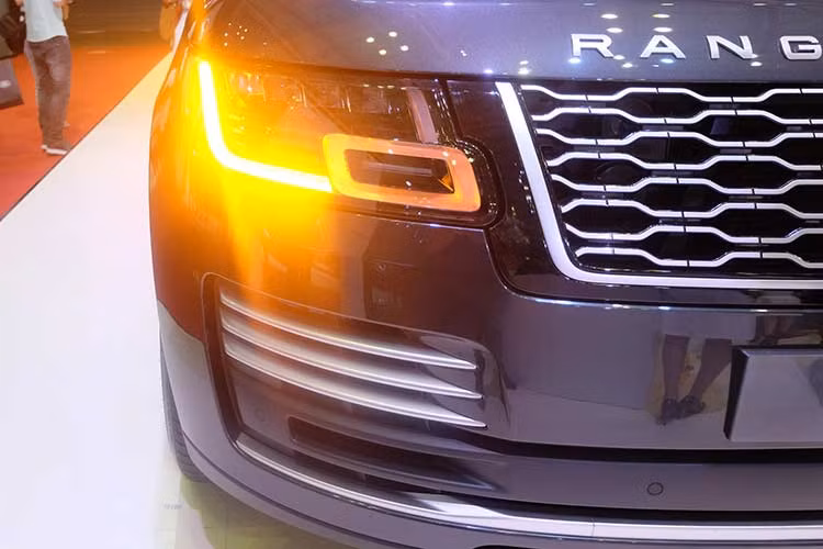 Về ngoại hình, Range Rover 2018 không có nhiều thay đổi so với tiền nhiệm. Điểm khác biệt bao gồm cụm lưới tản nhiệt được tạo hình theo phong cách mới, đèn pha LED mới, cản trước cũng được tinh chỉnh lại trông tinh tế hơn. Đèn pha sử dụng 144 bóng LED, bao gồm 4 cụm đèn lazer cho khả năng chiếu xa 500 m.