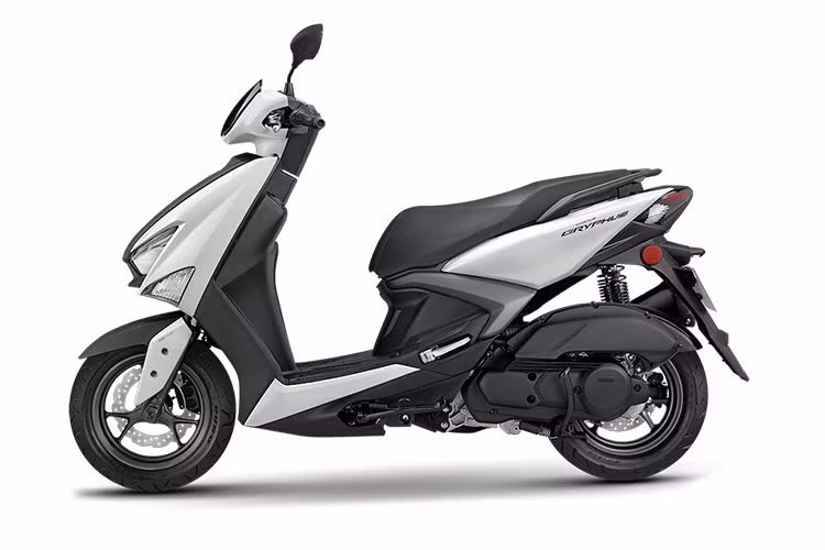 Giống như các thế hệ Cygnus trước, mẫu xe ga Yamaha Cygnus Gryphus 125 cũng sở hữu "phom" xe tay ga đô thị với đường kính bánh 12 inch tương tự khi nhìn từ 2 bên. Tuy nhiên đó là điểm chung duy nhất về ngoại thất của đời xe mới này so với những người tiền nhiệm.