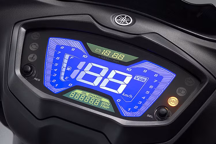 Đáng tiếc trên mẫu xe ga Yamaha Cygnus Gryphus mới khách hàng sẽ không có những tiện nghi như khoá smartkey, hệ thống dừng chờ Start - Stop System hay cổng sạc điện thoại. Đồng hồ của xe là loại kỹ thuật số hoàn toàn, dù không phải là loại mới nhất nhưng vẫn đồng bộ với vẻ thể thao của xe.