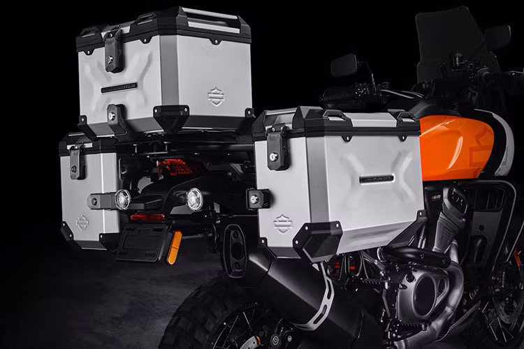 Cả hai phiên bản đều trang bị động cơ V-Twin 1250cc, sản sinh công suất 150 mã lực và mômen xoắn cực đại 127 Nm. Đây là dòng động cơ Revolution Max với hệ thống làm mát bằng dung dịch, mỗi xylanh có 4 van, hai bugi đánh lửa và hệ thống van biến thiên. 
