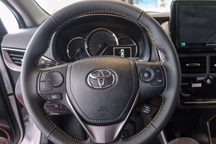 Ngoài ra, phiên bản này được nâng cấp màn hình giải trí cảm ứng 9 inch, tích hợp Apple CarPlay, Android Auto và đặt nổi trên bảng táp lô và hàng ghế sau có thêm 2 cổng USB Type-C. Còn hai phiên bản E MT và E CVT được bổ sung đàm thoại rảnh tay và 2 cổng sạc Type-C cho hàng ghế sau cũng được trang bị trên phiên bản E CVT.