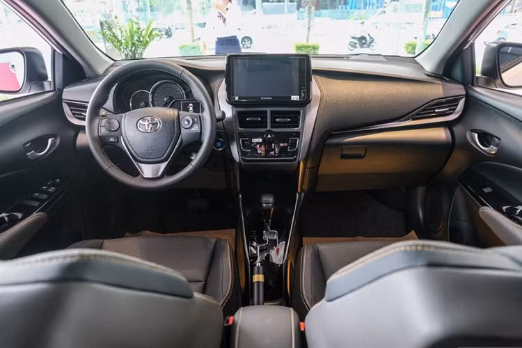 Tương tự ngoại thất, bên trong khoang nội thất Vios 2023 chỉ được nâng cấp nhẹ. Vô-lăng ba chấu tích hợp một loạt các phím bấm chức năng và đặc biệt ở phiên G có thêm lẫy chuyển số phía sau vô lăng.