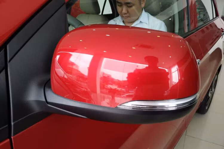 Kia Morning thế hệ mới ra mắt thị trường Việt cuối 2020. Tuy nhiên, để tăng lợi thế về giá bán, nhà phân phối Thaco vẫn quyết định duy trì bán song song hai phiên bản cũ, mới. Kia Morning đời cũ có giá niêm yết 304 - 383 triệu đồng. Còn hai phiên bản mới đồng giá 439 triệu đồng.