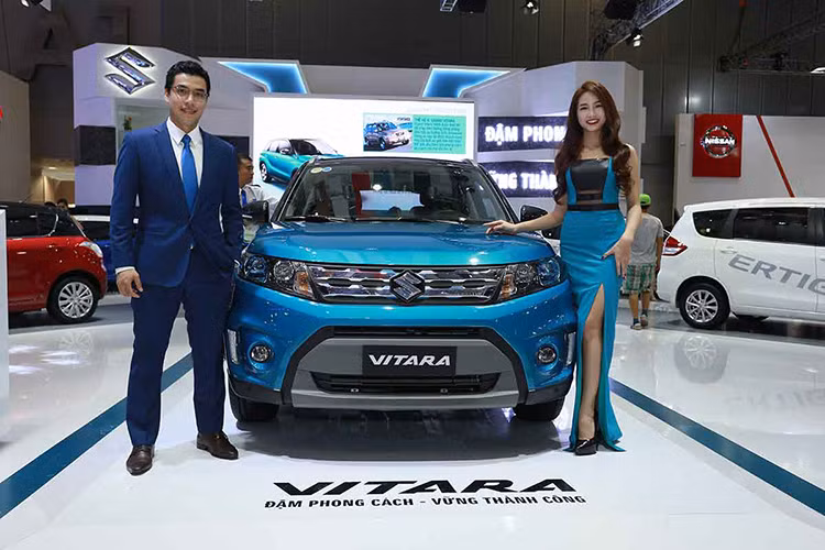 Tâm điểm của gian hàng chính là mẫu xe Suzuki Vitara thế hệ thứ 4 với thiết kế thể thao thông minh, không gian rộng rãi, tiết kiệm nhiên liệu, cực kì an toàn và khả năng xử lý hiệu quả trong môi trường thành thị