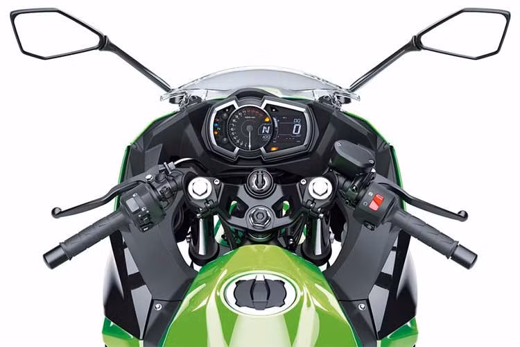 Kawasaki Ninja H2 SX được bổ sung hàng loạt công nghệ mới như đèn pha LED tự động thay đổi góc chiếu, phần đầu nhìn ngầu hơn. Khung sườn mắt cáo của xe tương tự H2 nhưng trục cơ sở dài hơn đôi chút, tay lái thiết kế cao hơn để phù hợp công năng của một mẫu xe di chuyển đường dài. 