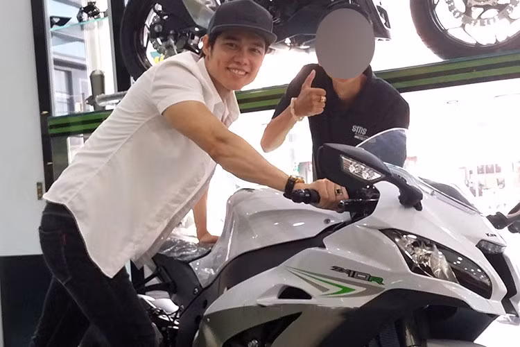 Kawasaki Ninja ZX-10R 2017 màu trắng titan đã cập bến thị trường Việt Nam từ hồi cuối tháng 9 năm ngoái. Xe khoác bộ cánh màu trắng ngọc trai Pearl Blizzard White phối xám kim loại Metallic Raw Flat Titanium. Ngoài ra, mẫu môtô thể thao này còn đi kèm một số chi tiết màu xanh lục tạo điểm nhấn và tem thiết kế mới đẹp mắt.