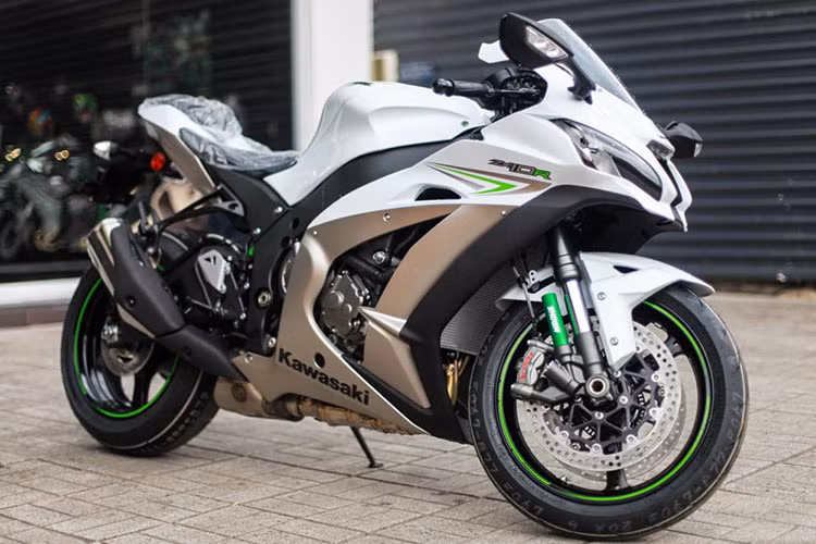 Được ra mắt lần đầu tại thị trường Tây Ban Nha tháng 10/2015 với kiểu dáng superbike, chiếc xe thừa hưởng nhiều công nghệ và thiết kế cải tiến từ Kawasaki World Superbike - bộ phận phát triển xe đua của hãng. Phiên bản này cũng là phiên bản nâng cấp khá nhiều về động cơ lẫn ngoại hình so với mẫu xe này kể từ năm 2011.