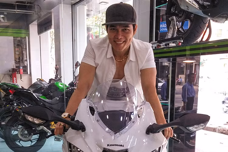 Chiếc Kawasaki Ninja ZX-10R 2017 mà Lưu Chí Vỹ mới mua thuộc phiên bản màu trắng titan, có giá chính hãng 549 triệu Đồng tại thị trường Việt Nam. Theo Lưu Chí Vỹ, chiếc môtô phân khối lớn này có thể sẽ xuất hiện trong video âm nhạc sắp tới của anh.