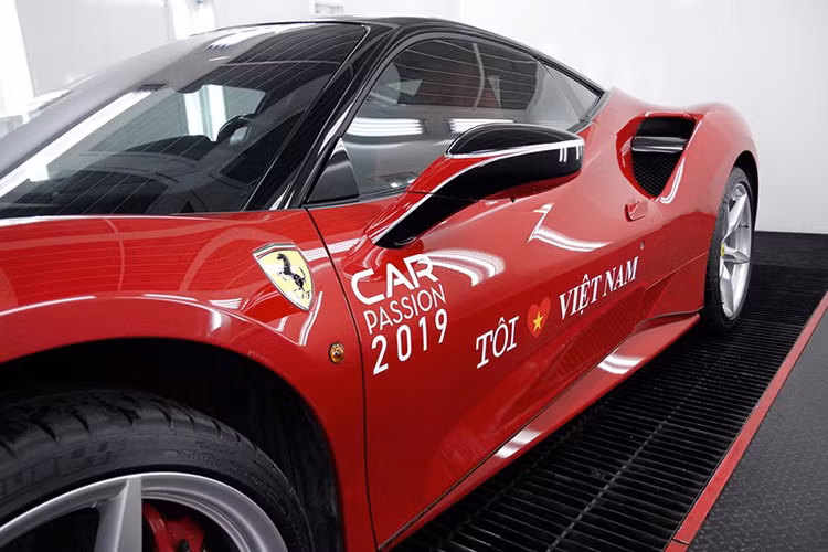 Ngoài đề can của hành trình siêu xe Car Passion 2019 đối lập màu sơn đỏ, chiếc Ferrari 488 GTB được dán thêm sọc đen cỡ lớn ở nắp capô cùng bản đồ Việt Nam màu trắng nổi bật. Ở giữa cản va trước có thêm dải màu nằm dọc gồm xanh lá cây, trắng và đỏ tượng trưng cho Quốc kỳ nước Ý.