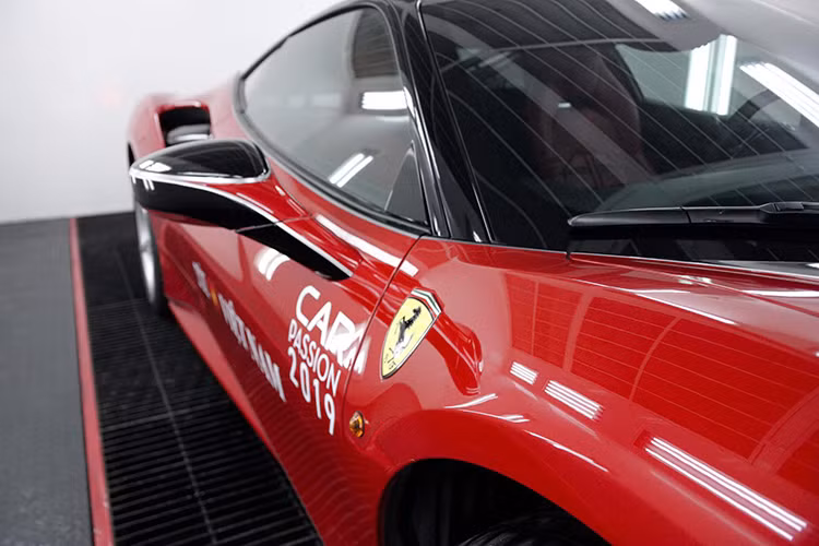 So với khoảng 4 chiếc Ferrari 488 GTB khác đang có mặt tại Việt Nam mang màu sơn đỏ, "ngựa chiến Ferrari" tham dự vào hành trình siêu xe lớn nhất Việt Nam có sự khác biệt ở ngoại hình rất dễ nhận ra, đó chính là bên hông xe có tích hợp thêm đèn xi nhan do là bản nhập Mỹ.