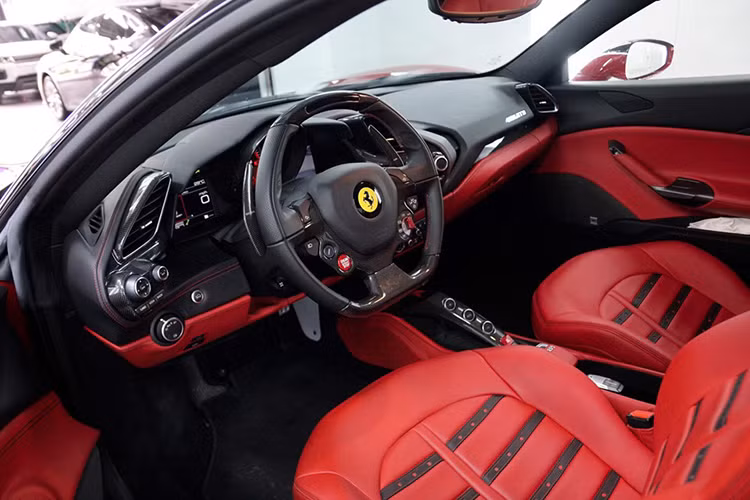 Màu đỏ cũng được chọn làm "nội y" chính bên trong khoang lái siêu xe Ferrari 488 GTB này. Màu đỏ cũng được chọn làm "nội y" chính bên trong khoang lái siêu xe Ferrari 488 GTB này. Một cụm điều khiển ở giữa hai ghế, các lỗ thông hơi hệ thống điều hòa ở cạnh cửa và giữa bảng điều khiển, nhằm tối ưu hóa cho người sử dụng.
