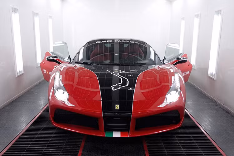 Tại thị trường Mỹ, giá siêu xe Ferrari 488 GTB khoảng 242.000 USD, tương đương với giá 458 thời mới được giới thiệu. Mức giá của mẫu siêu xe này tại một số đơn vị nhập khẩu tư nhân tại Việt Nam khi mới đưa về vào năm 2016 khoảng 15 tỷ đồng (sau khi chịu các khoản thuế và phí).