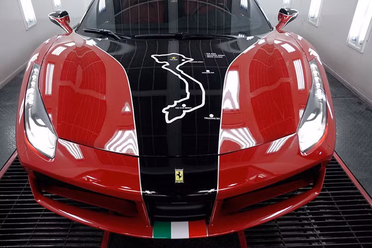 Đây là chiếc Ferrari 488 GTB thứ 2 góp mặt vào hành trình siêu xe lớn nhất Việt Nam, Car Passion 2019. Chiếc đầu tiên là một siêu phẩm độ Ferrari 488 GTB Liberty Walk. Nó mới được chủ nhân cho đi làm đẹp ngoại thất và lên đề can của hành trình Car Passion 2019.
