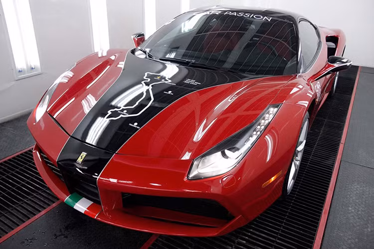 Đến hôm nay 13/6/2019, các siêu xe tham dự vào hành trình Car Passion 2019 sẽ tập trung đông đủ tại khách sạn JW Marriott. Chính vì thế, không ít thành viên tham dự vào hành trình siêu xe lớn nhất Việt Nam đã tranh thủ làm đẹp cho chiếc xe của mình. Đáng chú ý có một chiếc siêu xe Ferrari 488 GTB đỏ rực đã được làm đẹp như mới.