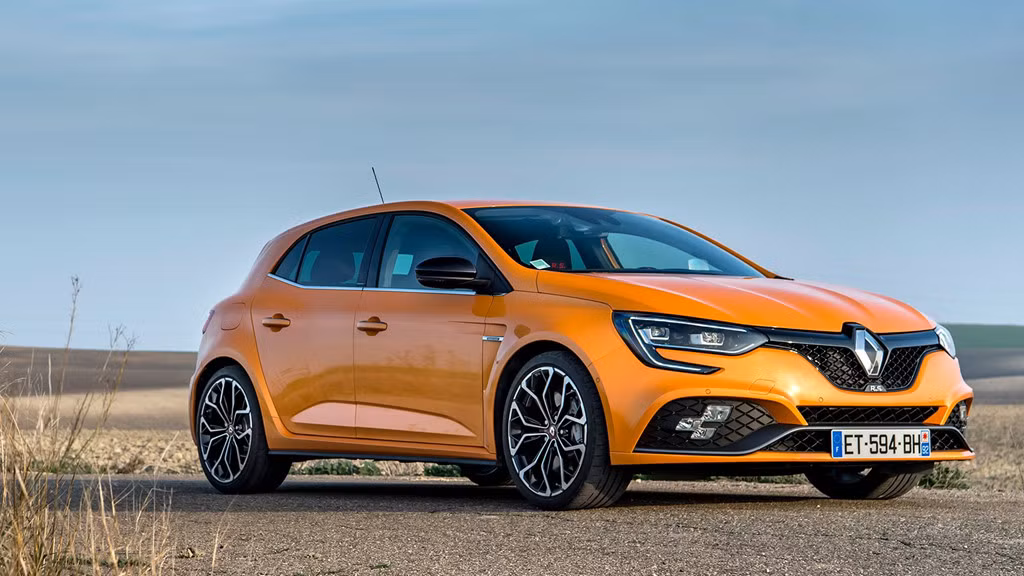 Phong cách bên ngoài rất gợi cảm của Megane R.S. là biểu hiện của hiệu suất và công nghệ cao. Xe trang bị động cơ 1,8 lít tăng áp có công suất cực đại 276 mã lực và mô-men xoắn 340 Nm, hệ dẫn động cầu trước. Renault Megane RS có khả năng tăng tốc 0-100 km/h trong 5,8 giây trước khi đạt tốc độ tối đa 255 km/h. Chiếc xe vừa mang hơi hướng của dòng xe hardcore, lại phù hợp với gia đình nhờ tính thực dụng.