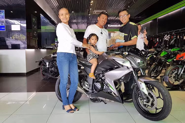 Sau khi hoàn thành việc kiểm đếm số tiền 150 triệu đồng, anh Thạnh cùng gia đình nhỏ của mình đã chính thức nhận về chiếc xe môtô Kawasaki Z300 ABS phiên bản mới. Đây không phải là trường hợp mua xe môtô bằng tiền lẻ hiếm trên Thế giới, nhưng ở Việt Nam nó là lần đầu tiên.