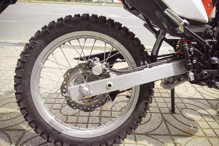 Ở phía sau, CRF150L sử dụng vành đường kính 18inch đi kèm với lốp bản rộng 4,1inch. Hệ thống phuộc sau có dạng monoshock kết nối đa điểm Pro-Link với khoảng hành trình lên tới 207mm, trong khi phanh sau có đĩa đường kính 220mm kết hợp heo Nissin 1 piston.