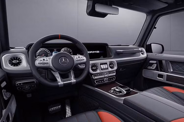Bên trong G63 mới được đánh giá là rất hiện đại và sang trọng. Chất liệu da cao cấp đi kèm nhiều công nghệ hàng đầu hiện nay, giúp người lái thoải mái tận hưởng chuyến đi kể cả khi on-road hay off-road. Xe còn được trang bị màn hình đôi Widescreen Cockpit 12.3 inch, lỗ thông gió điều hòa kiểu tuabin, hệ thống đèn viền nội thất 64 tùy chọn màu sắc.